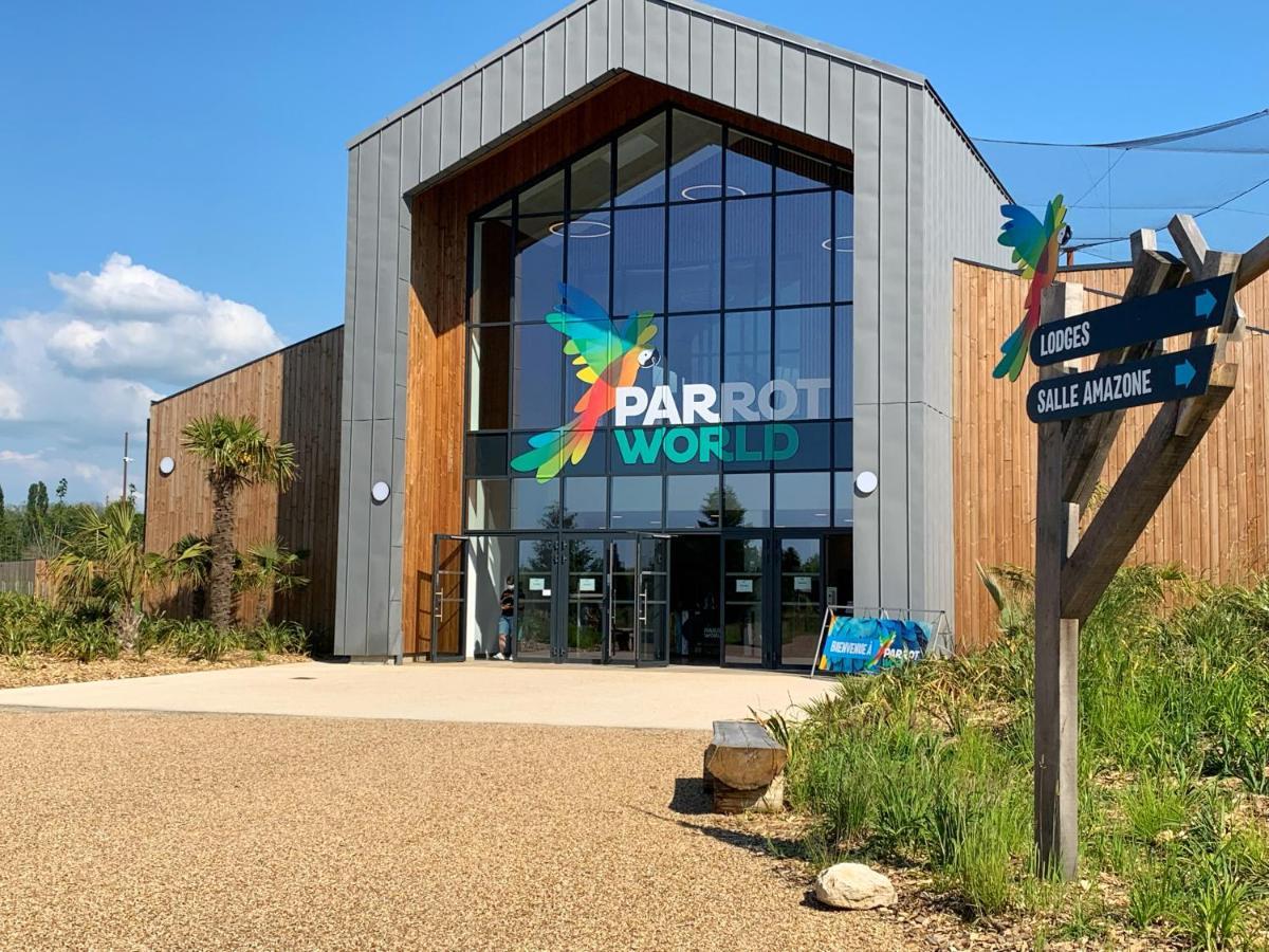 Parrot World - Les Lodges Crecy-la-Chapelle Exterior photo